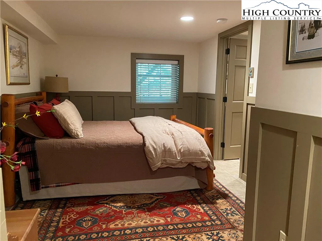 Image number 12 for the current listing