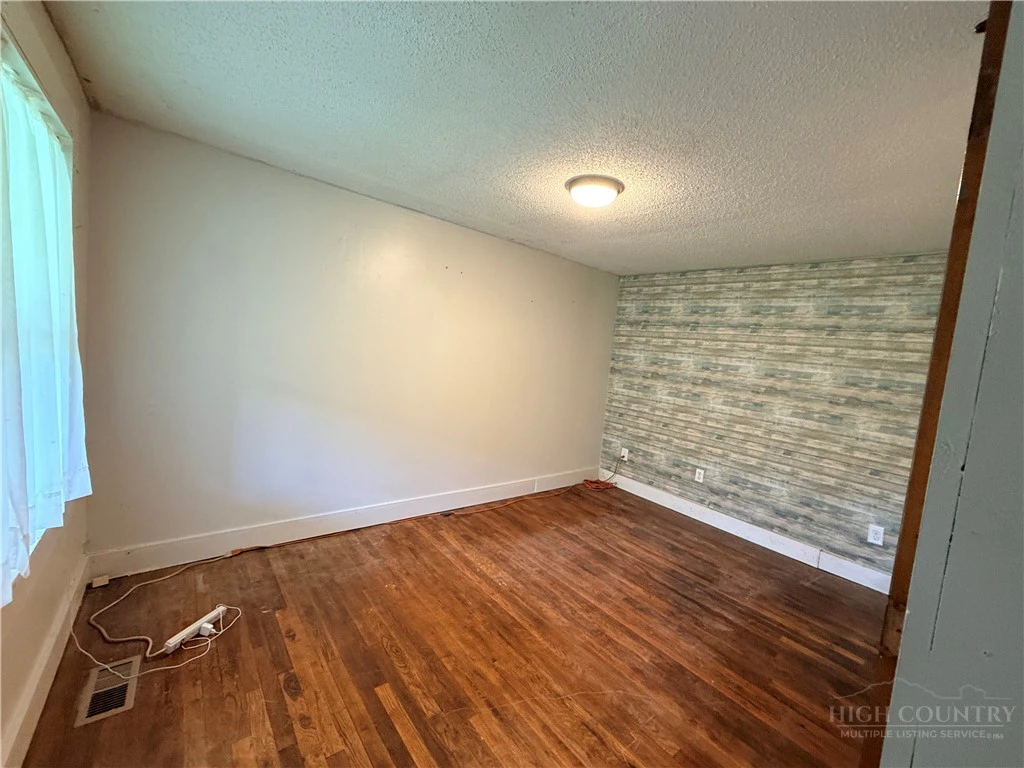 Image number 8 for the current listing