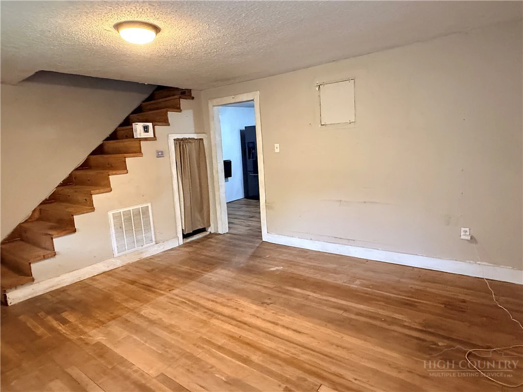 Image number 10 for the current listing