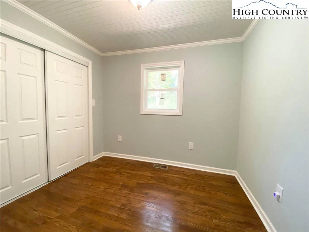 Image number 18 for the current listing