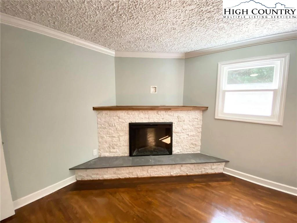 Image number 16 for the current listing