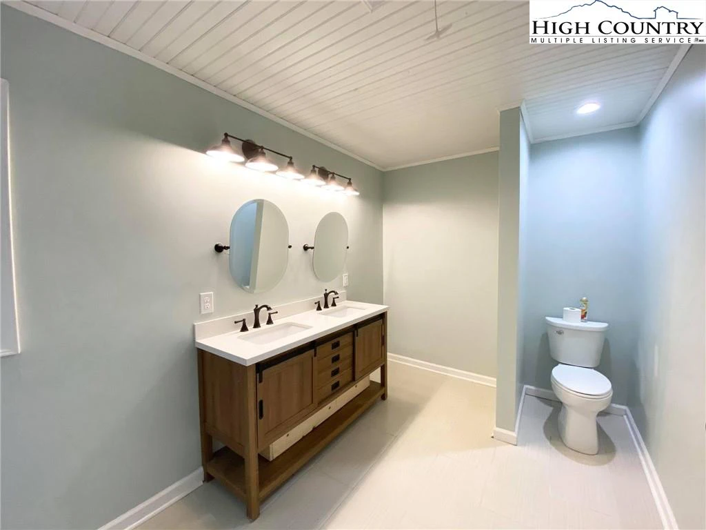 Image number 12 for the current listing