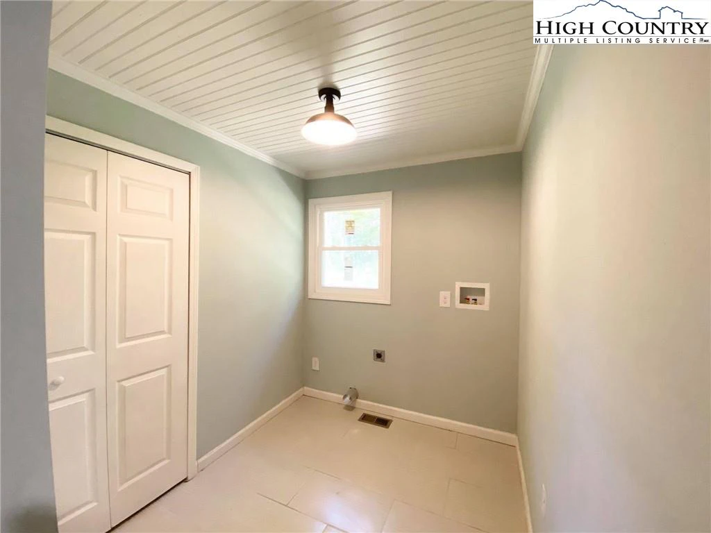 Image number 9 for the current listing