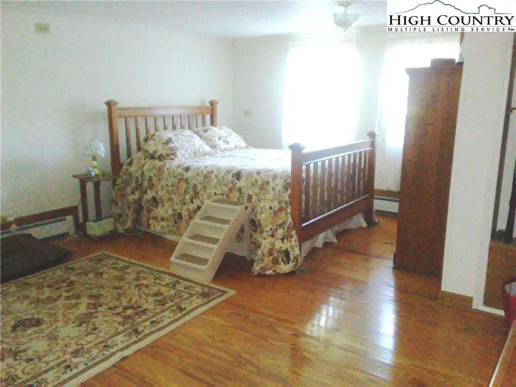 Image number 15 for the current listing