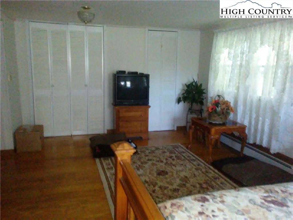 Image number 14 for the current listing