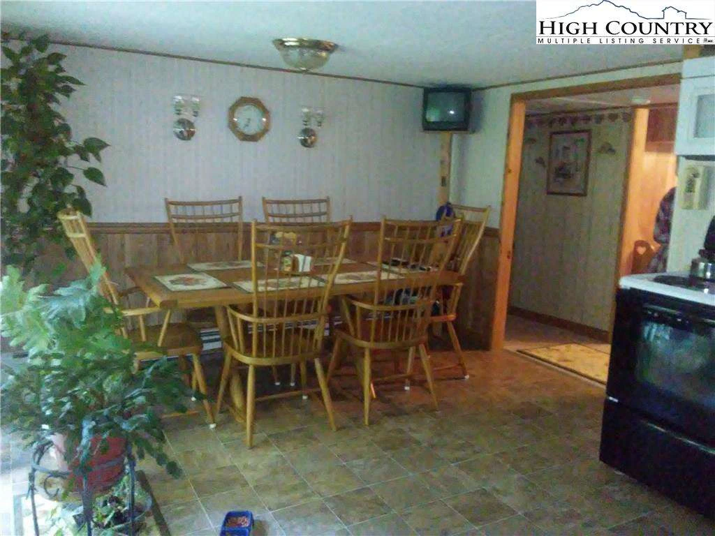 Image number 17 for the current listing