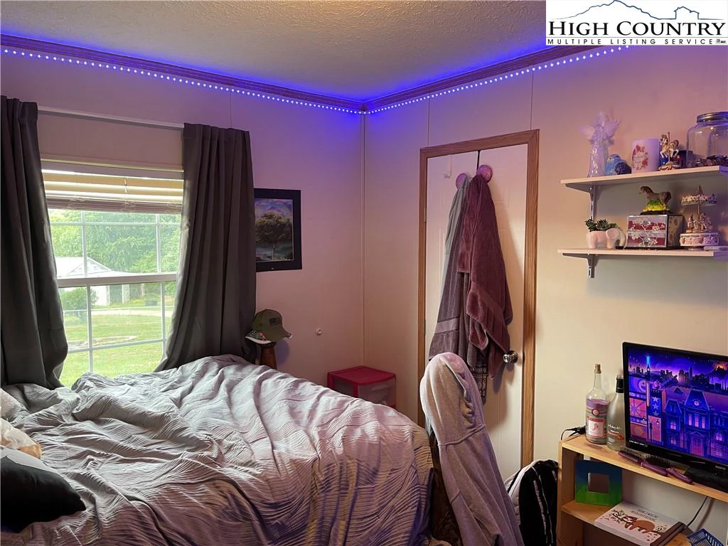 Image number 3 for the current listing