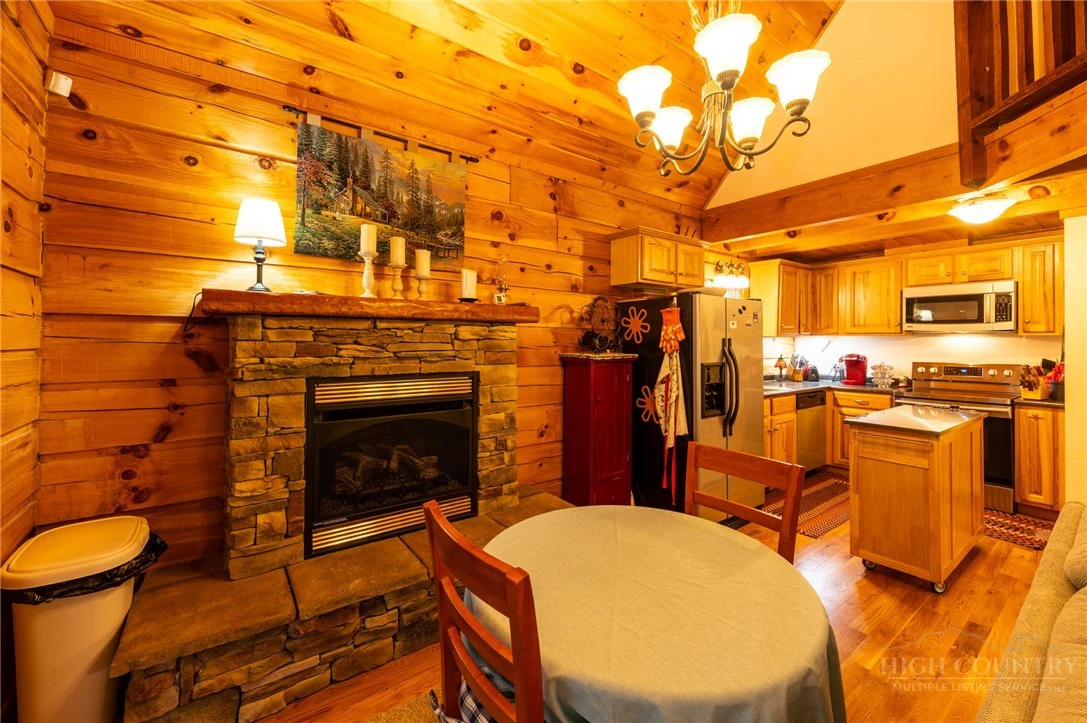 Image number 14 for the current listing