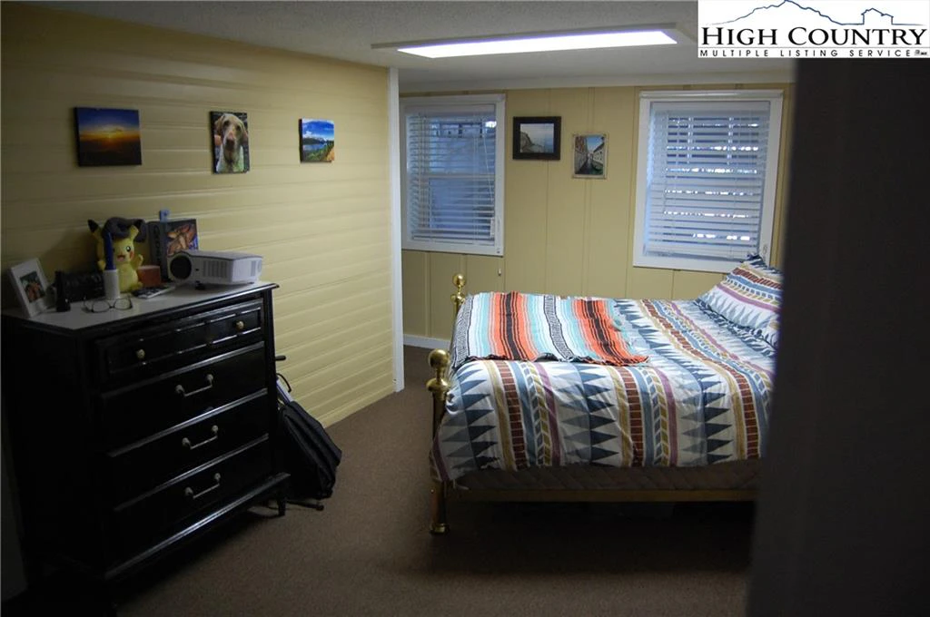Image number 4 for the current listing