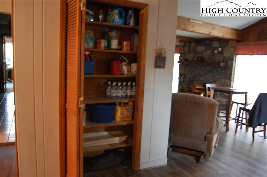 Image number 19 for the current listing