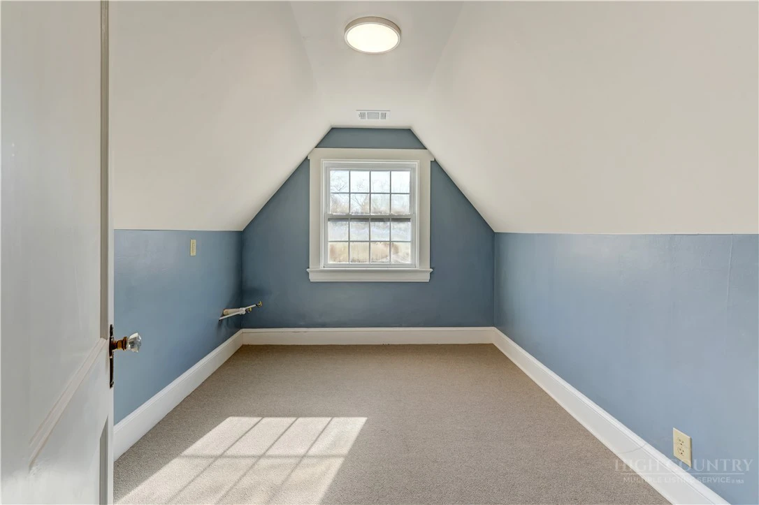 Image number 19 for the current listing