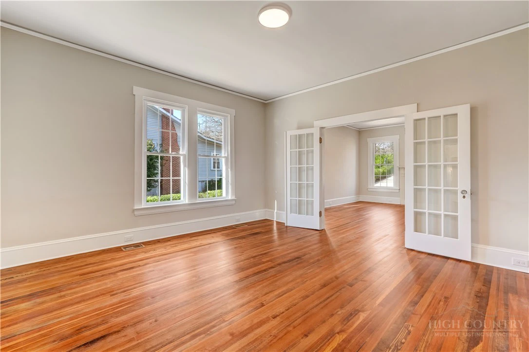 Image number 8 for the current listing