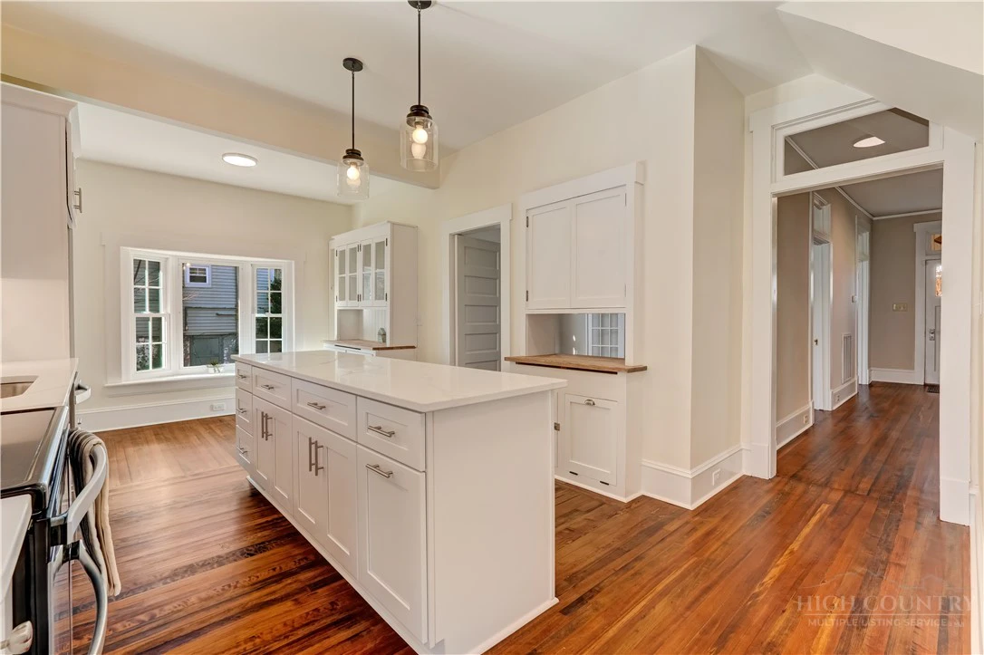 Image number 11 for the current listing