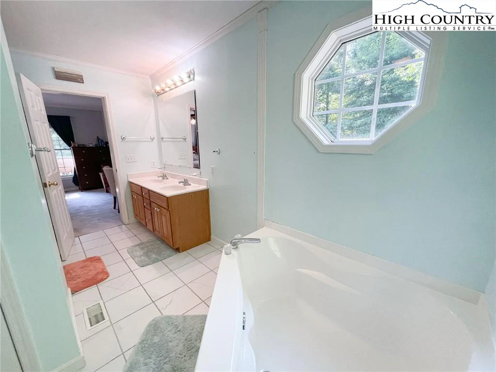 Image number 13 for the current listing