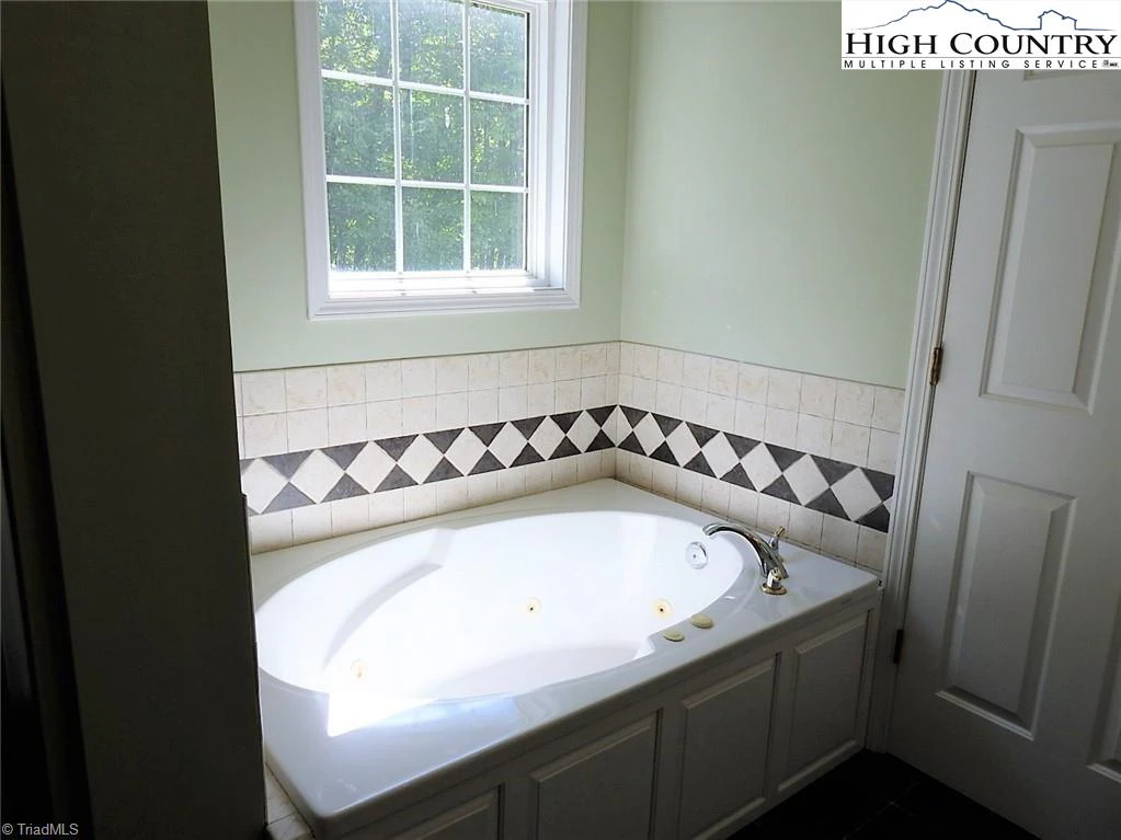 Image number 2 for the current listing