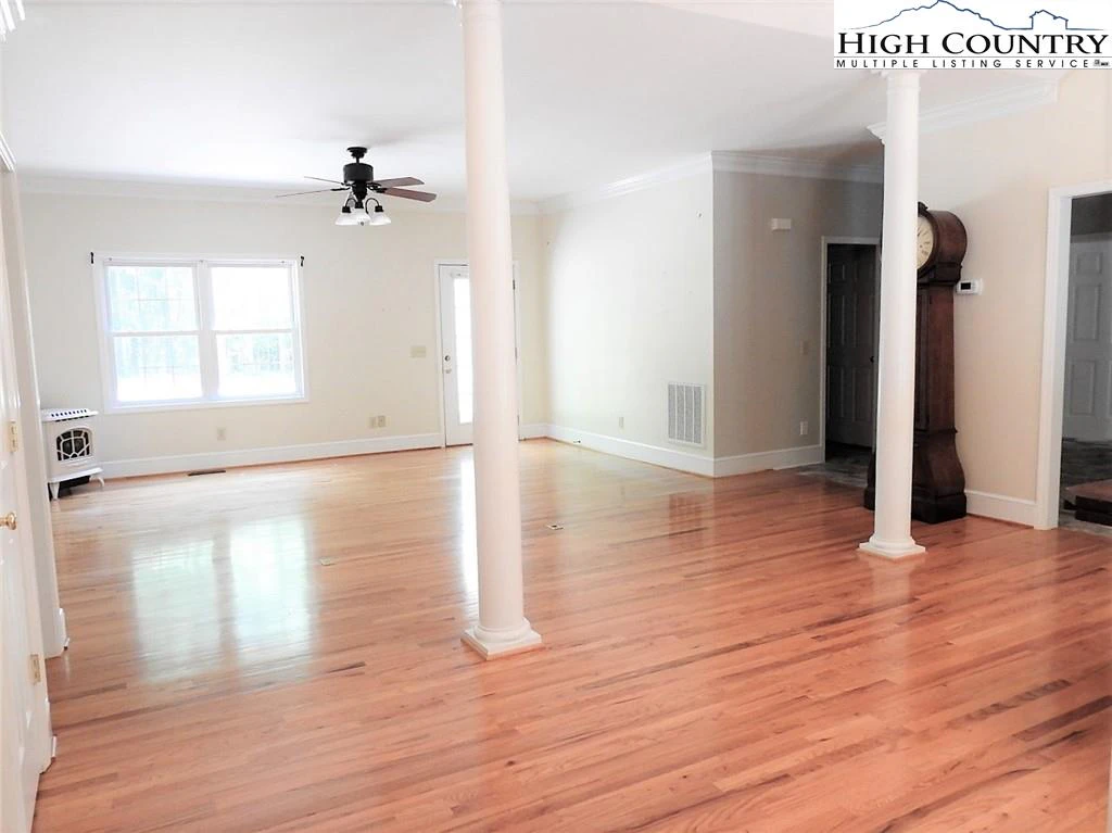 Image number 20 for the current listing