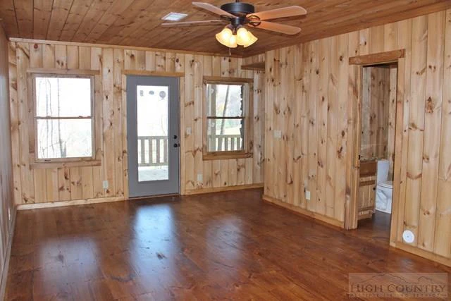 Image number 13 for the current listing