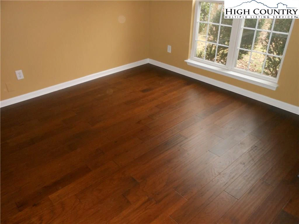 Image number 3 for the current listing