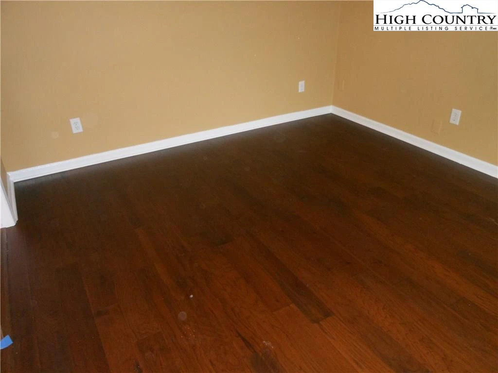 Image number 4 for the current listing