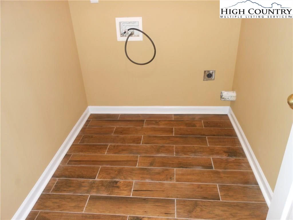 Image number 5 for the current listing