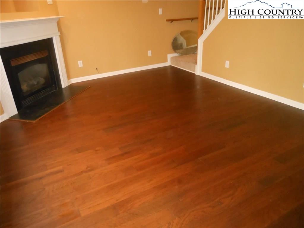 Image number 9 for the current listing