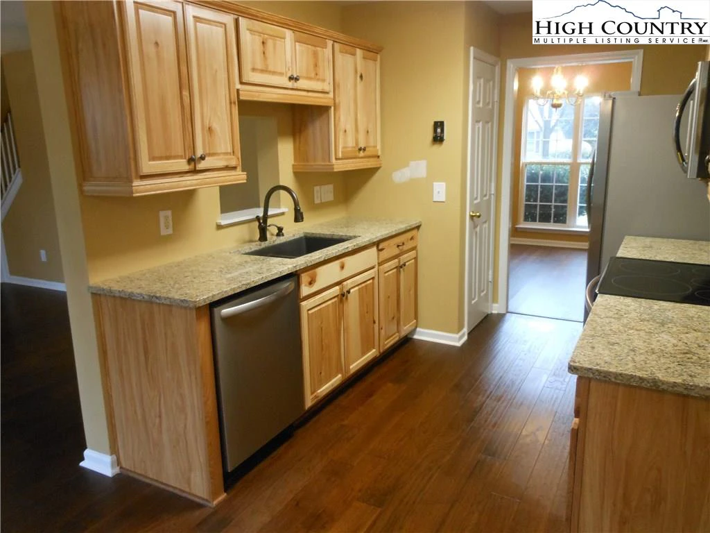 Image number 2 for the current listing