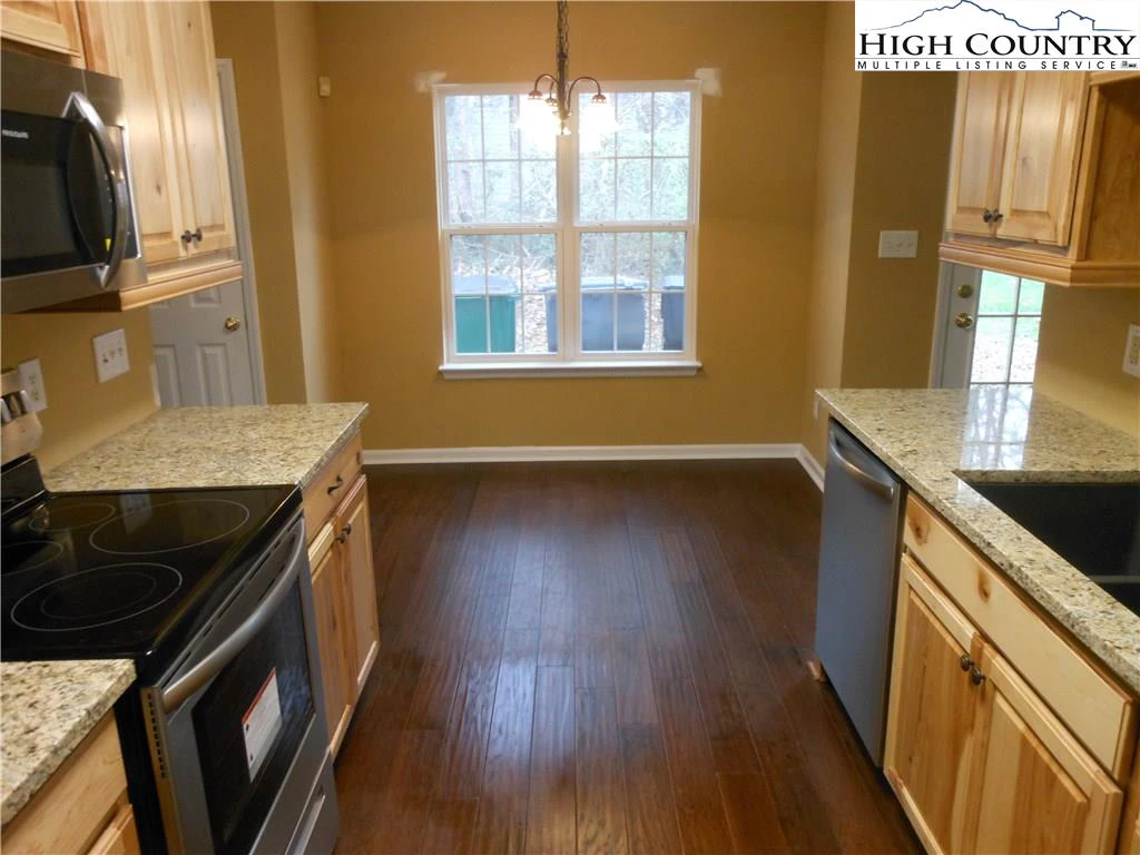 Image number 14 for the current listing