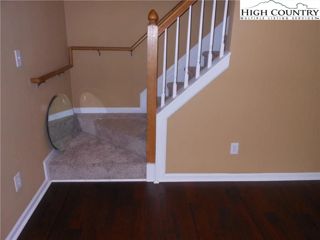 Image number 16 for the current listing