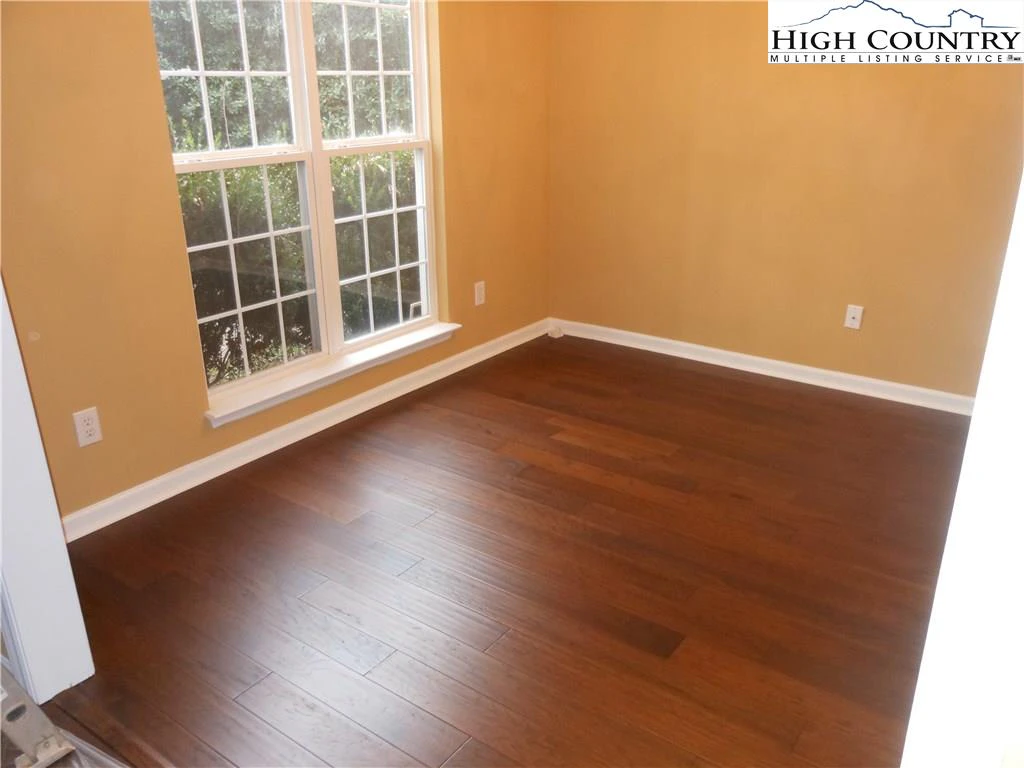Image number 19 for the current listing