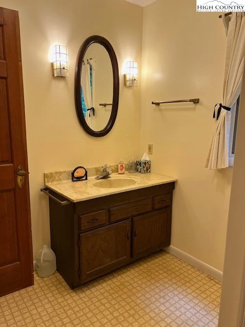 Image number 2 for the current listing