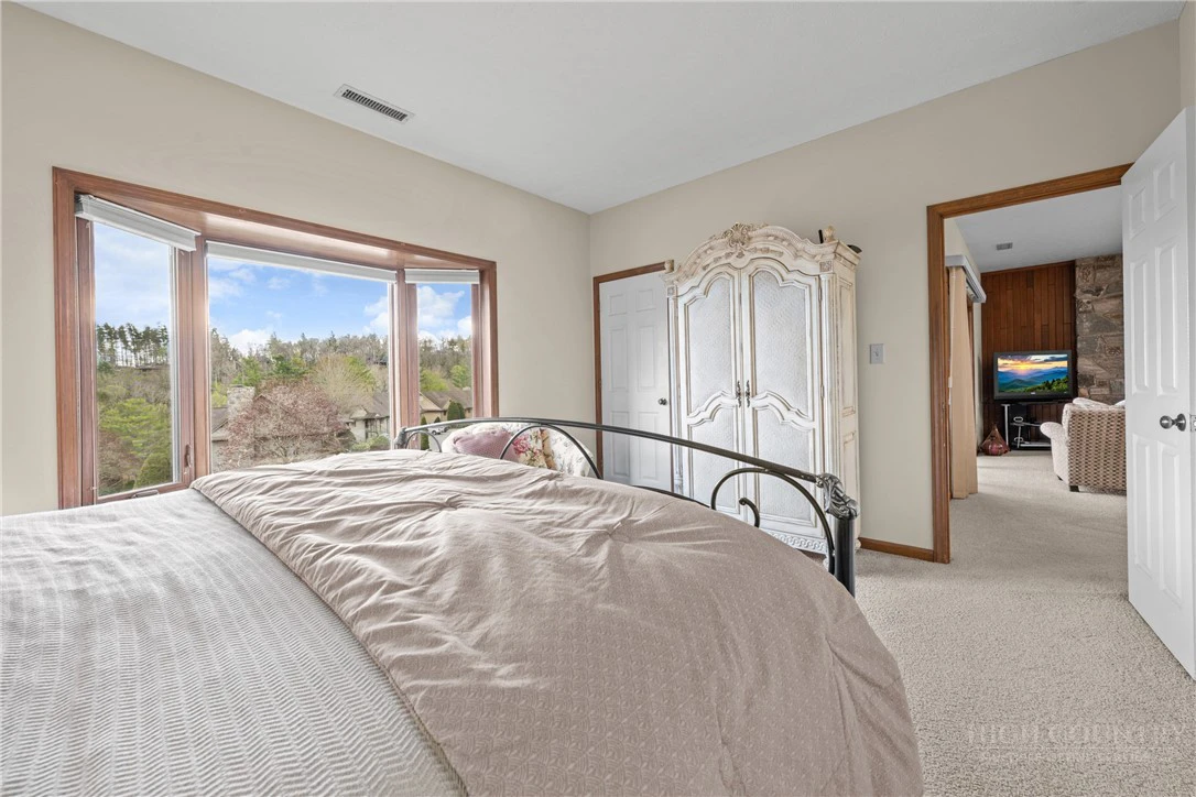 Image number 16 for the current listing