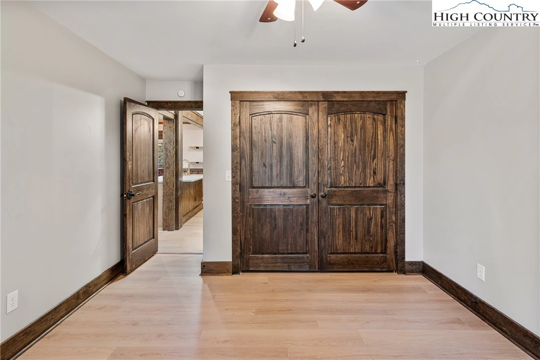 Image number 20 for the current listing