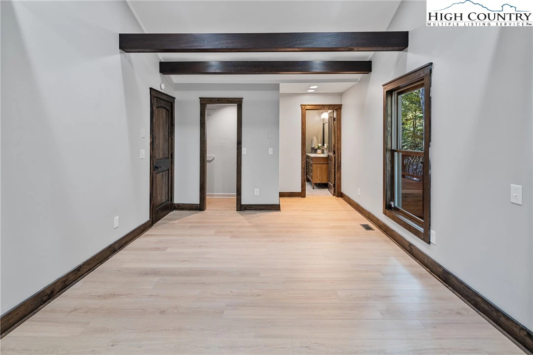Image number 19 for the current listing