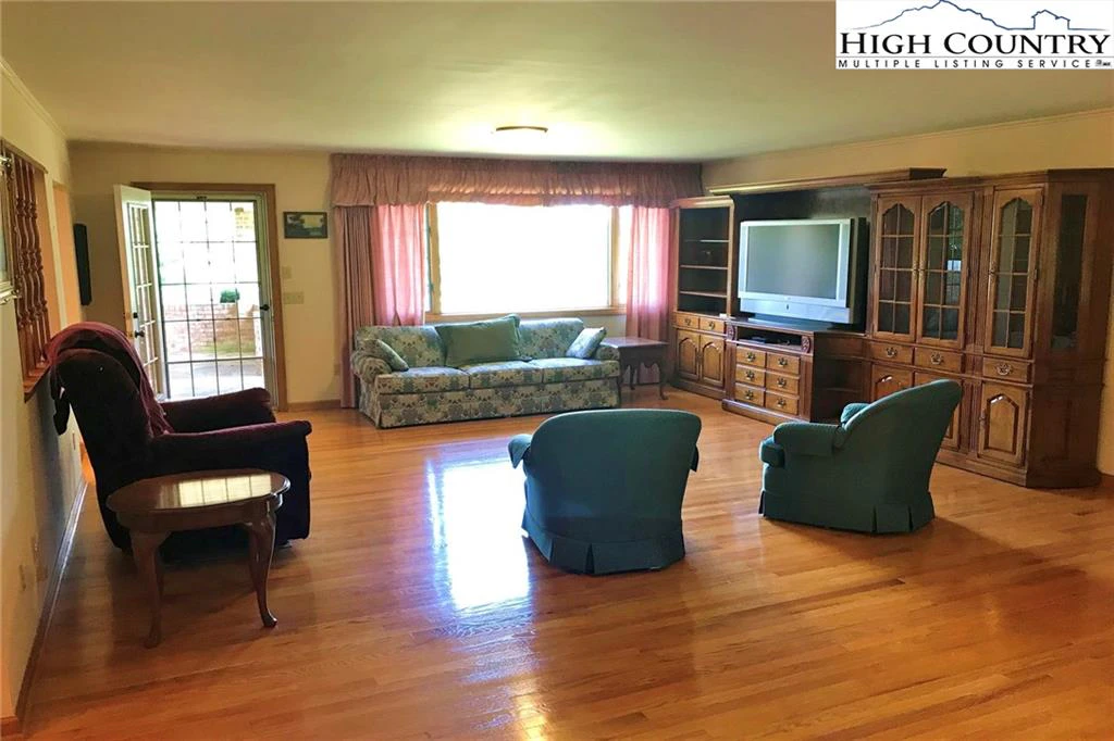 Image number 19 for the current listing