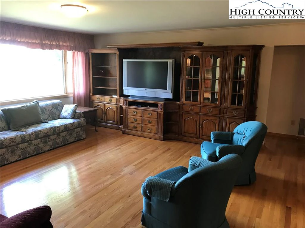 Image number 18 for the current listing