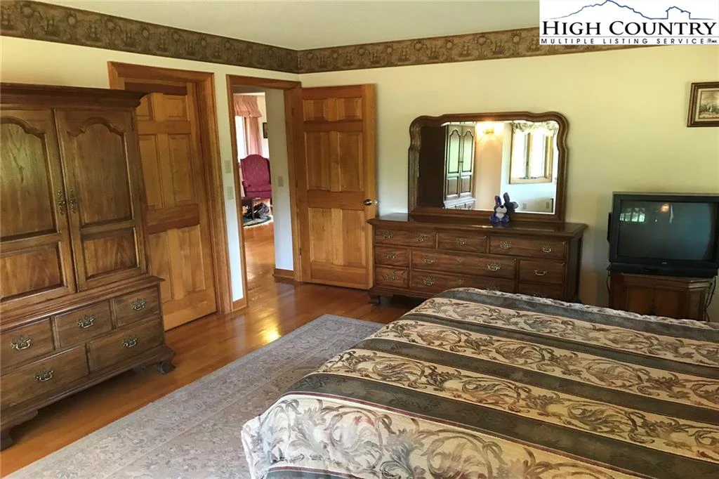Image number 16 for the current listing