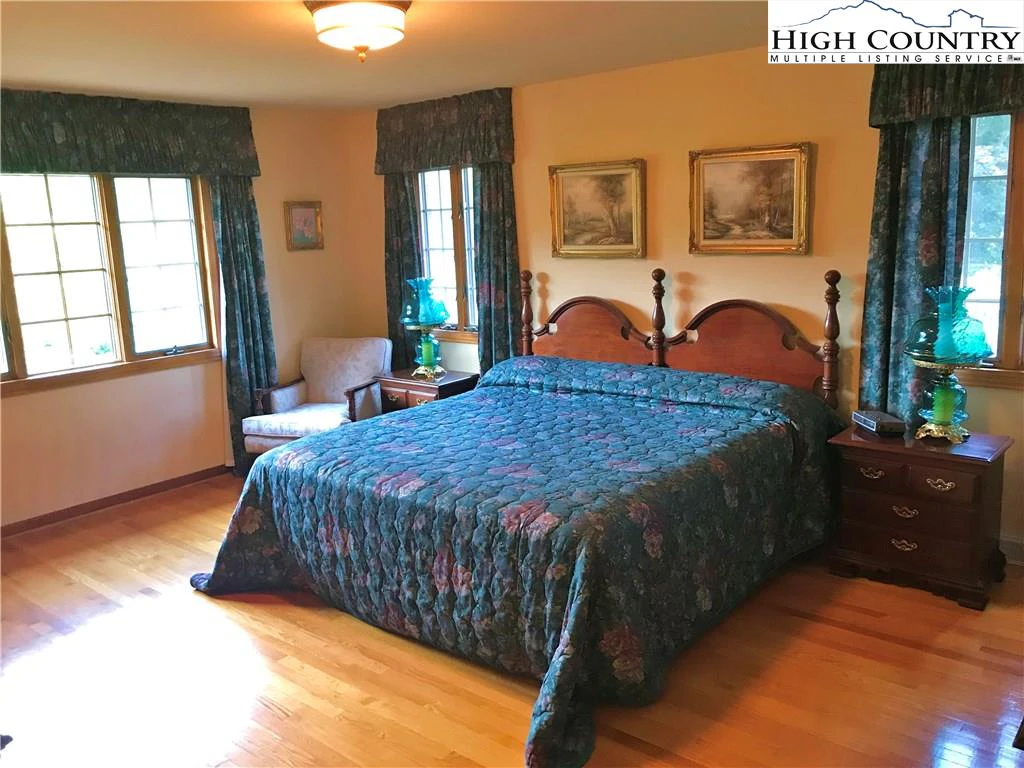 Image number 2 for the current listing