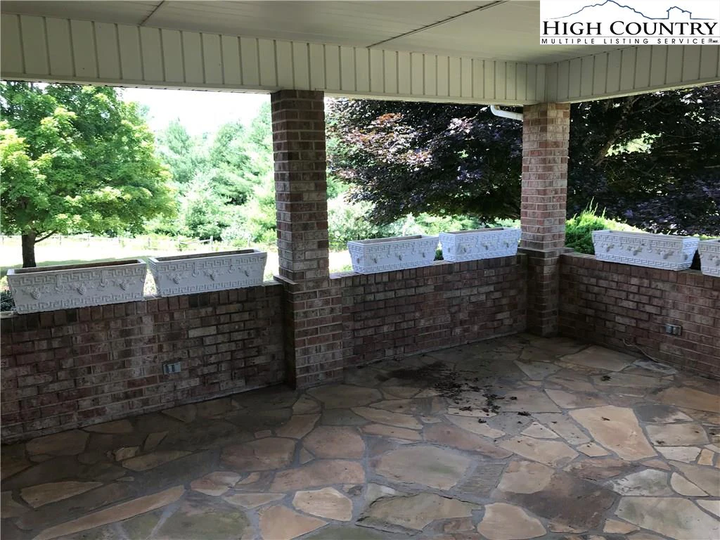 Image number 8 for the current listing
