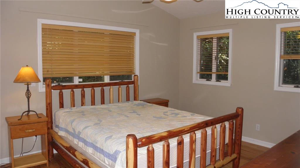 Image number 19 for the current listing