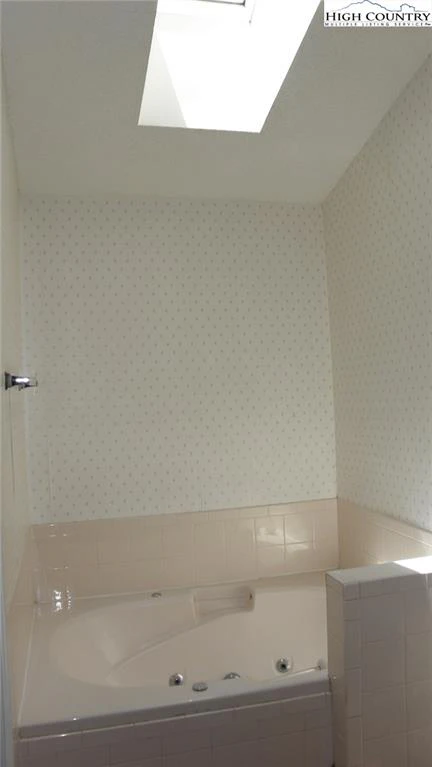 Image number 18 for the current listing
