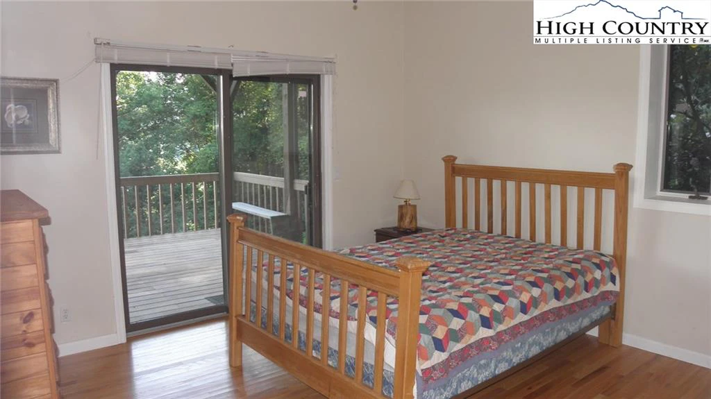 Image number 3 for the current listing