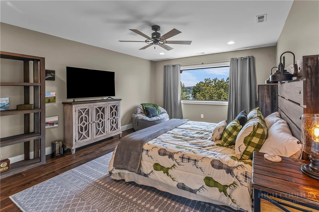 Image number 4 for the current listing