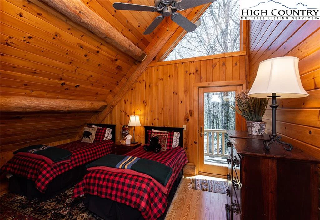 Image number 13 for the current listing