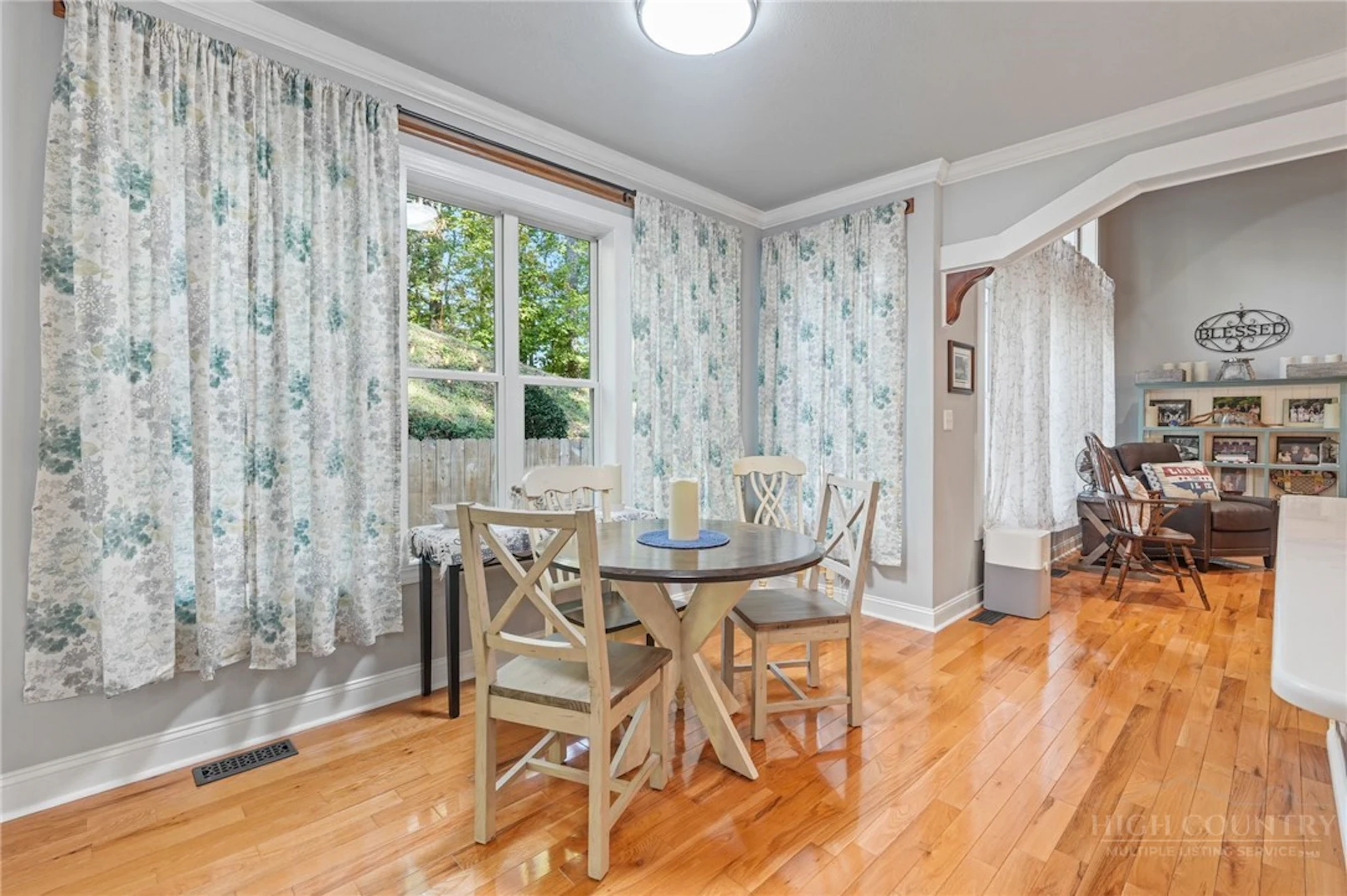 Image number 17 for the current listing