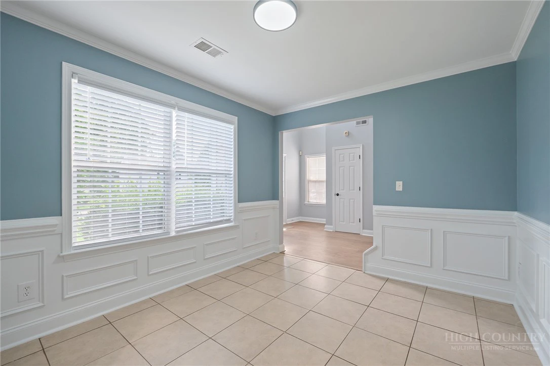 Image number 4 for the current listing