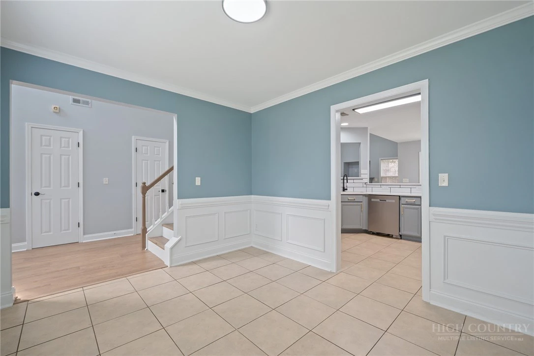 Image number 5 for the current listing