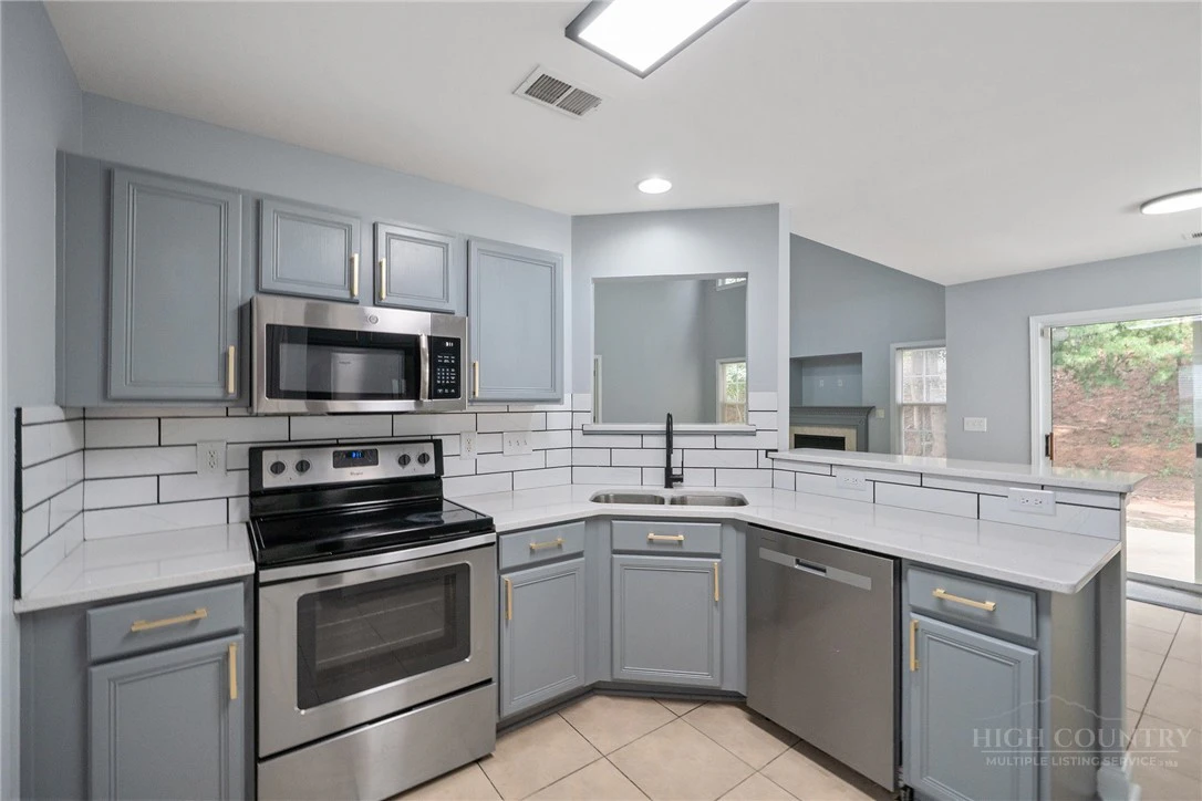 Image number 6 for the current listing