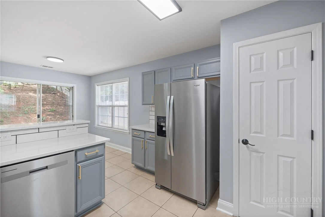 Image number 8 for the current listing