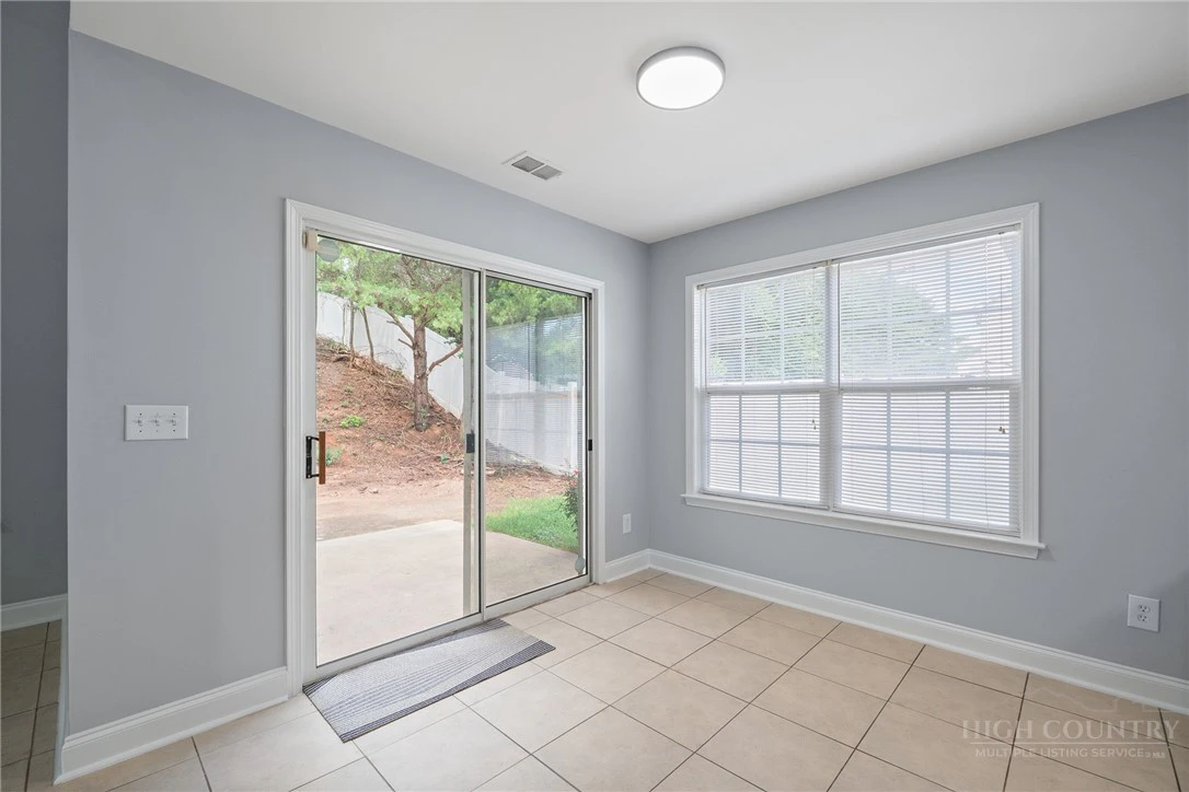 Image number 9 for the current listing