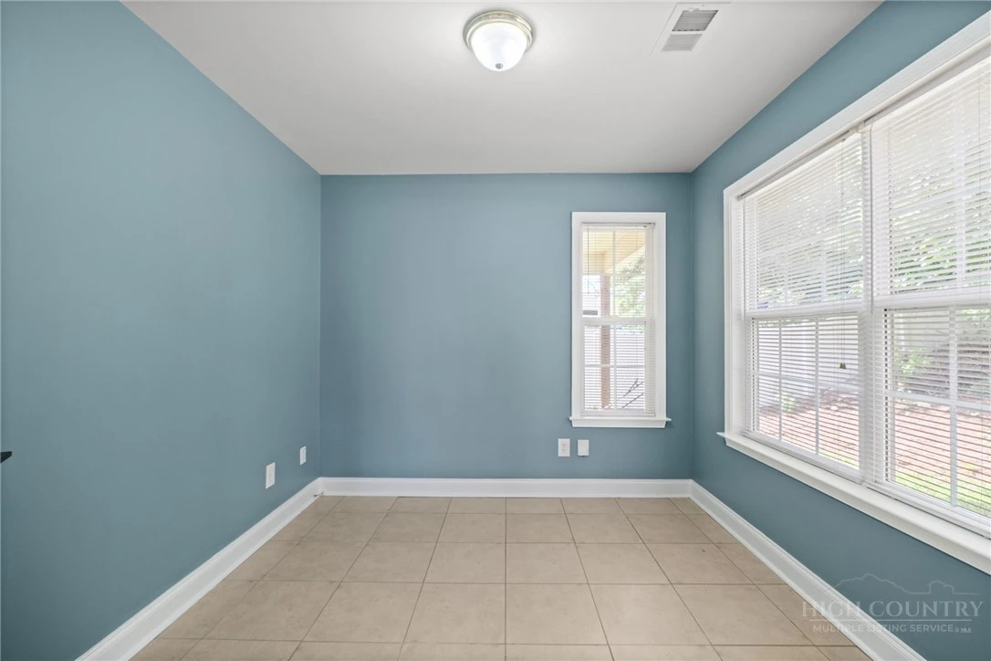 Image number 18 for the current listing